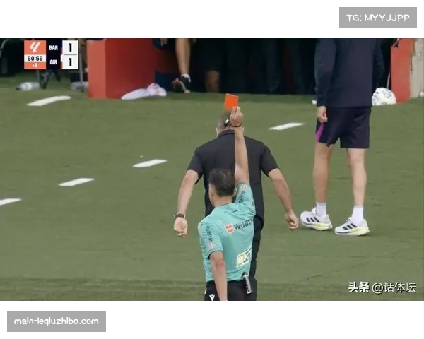 巴萨中后卫身后空当被对手反复利用，回追速度不足成隐患